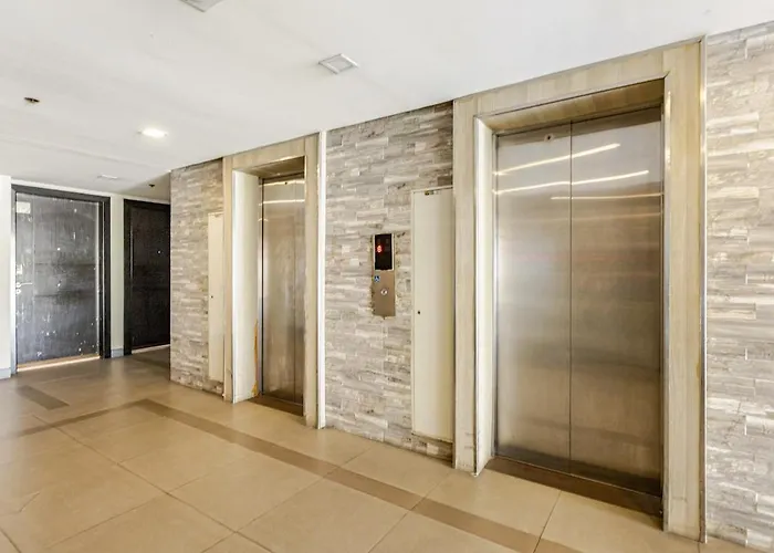 Aparthotel Your Cozy And Elegant Airport Home, Steps From Naia T3